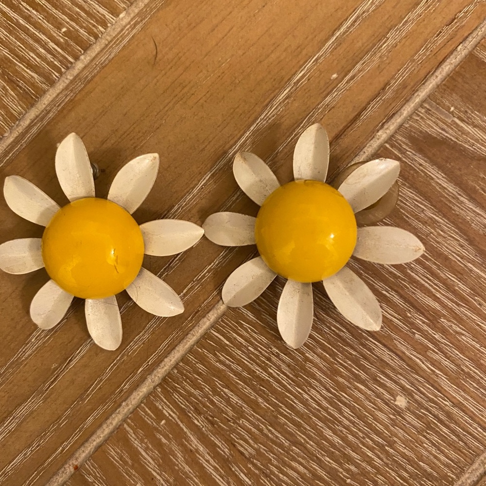 Daisy earrings—so vintage they’re in style again!